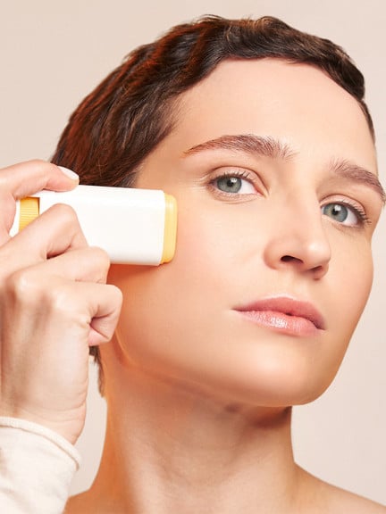 Stick SPF50+ Même, soin solaire haute protection à la texture baume invisible, résistant à l’eau pour le visage, le cou et le dé