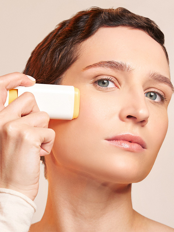 Stick SPF50+ Même, soin solaire haute protection à la texture baume invisible, résistant à l’eau pour le visage, le cou et le dé