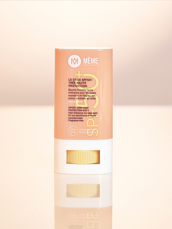 Stick SPF50+ Même, soin solaire haute protection à la texture baume invisible, résistant à l’eau pour le visage, le cou et le dé
