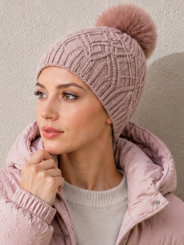Bonnet Phil MM Paris en acrylique, taille unique, doux et chaud, disponible en phil bleu et phil rose poudré. Comparez les color