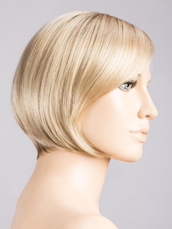 Perruque French Mono Part Ellen Wille coupe courte lisse avec raie semi mono-filament et lace front pour un effet naturel