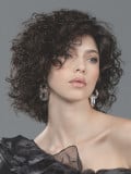 Perruque Loop Ellen Wille mi-longue bouclée en fibre synthétique avec lace front, volume naturel et bonnet standard. Comparez le