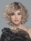 Perruque Loop Ellen Wille mi-longue bouclée en fibre synthétique avec lace front, volume naturel et bonnet standard. Comparez le