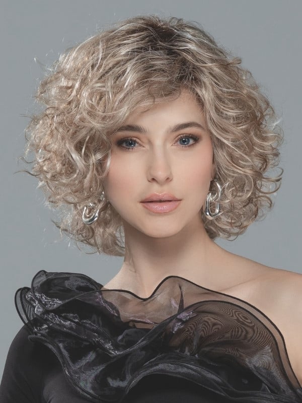 Perruque Loop Ellen Wille mi-longue bouclée en fibre synthétique avec lace front, volume naturel et bonnet standard. Comparez le