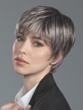 Perruque Pixie Ellen Wille courte dégradée en fibre synthétique avec frange et volume naturel, coupe jeune et féminine