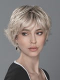 Perruque Raise Ellen Wille courte en fibre synthétique lisse, coupe dégradée moderne avec lace front et effet naturel. Découvrez