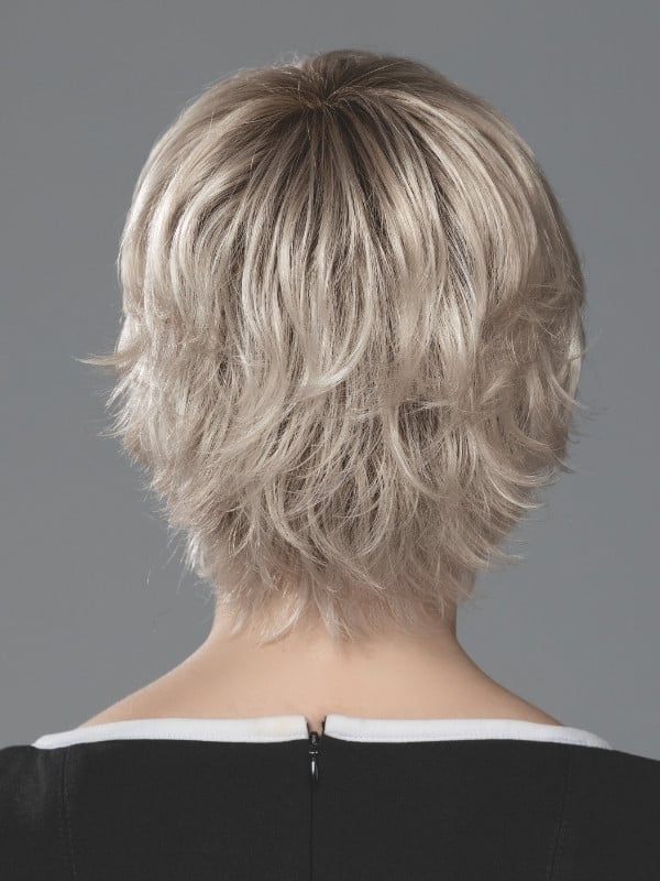 Perruque Raise Ellen Wille courte en fibre synthétique lisse, coupe dégradée moderne avec lace front et effet naturel. Découvrez