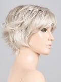 Perruque Raise Ellen Wille courte en fibre synthétique lisse, coupe dégradée moderne avec lace front et effet naturel. Découvrez