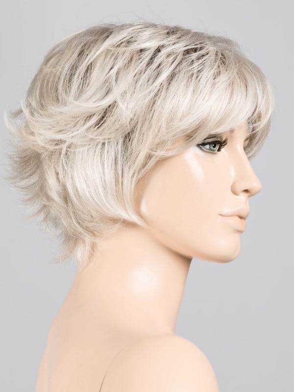 Perruque Raise Ellen Wille courte en fibre synthétique lisse, coupe dégradée moderne avec lace front et effet naturel. Découvrez