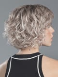 Perruque Turn Mono Part Ellen Wille courte bouclée en fibre synthétique avec lace front et raie semi mono-filament, effet nature