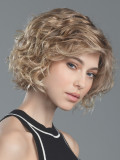 Perruque Turn Mono Part Ellen Wille courte bouclée en fibre synthétique avec lace front et raie semi mono-filament, effet nature