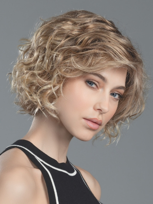 Perruque Turn Mono Part Ellen Wille courte bouclée en fibre synthétique avec lace front et raie semi mono-filament, effet nature