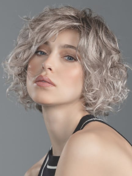 Perruque Turn Mono Part Ellen Wille courte bouclée en fibre synthétique avec lace front et raie semi mono-filament, effet nature