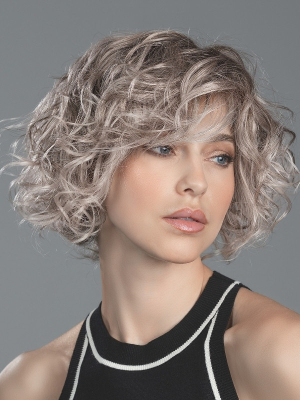 Perruque Turn Mono Part Ellen Wille courte bouclée en fibre synthétique avec lace front et raie semi mono-filament, effet nature