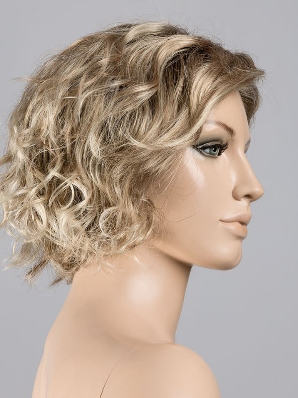 Perruque Turn Mono Part Ellen Wille courte bouclée en fibre synthétique avec lace front et raie semi mono-filament, effet nature