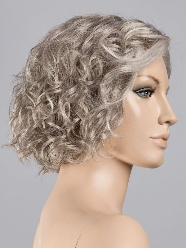 Perruque Turn Mono Part Ellen Wille courte bouclée en fibre synthétique avec lace front et raie semi mono-filament, effet nature