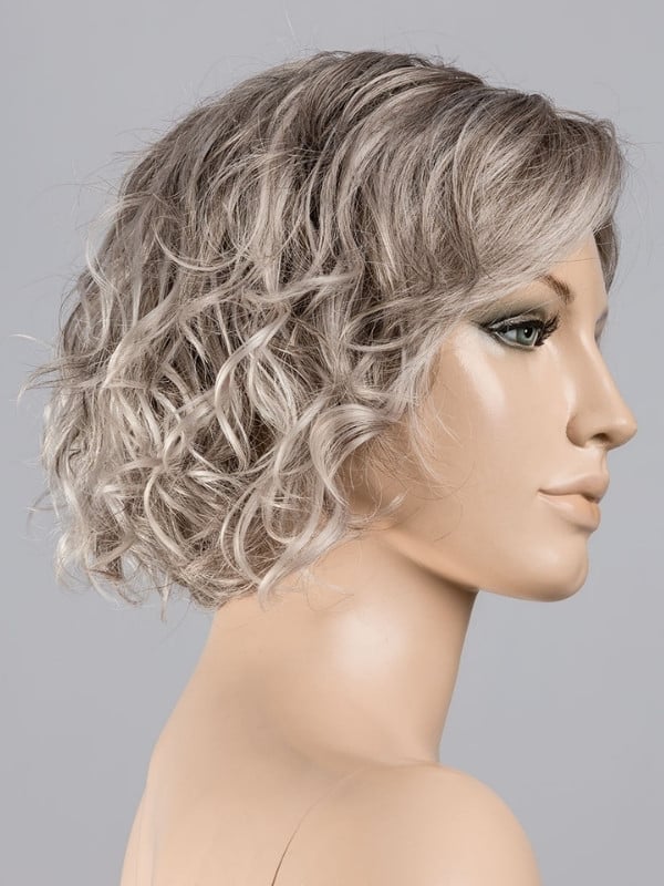 Perruque Turn Mono Part Ellen Wille courte bouclée en fibre synthétique avec lace front et raie semi mono-filament, effet nature