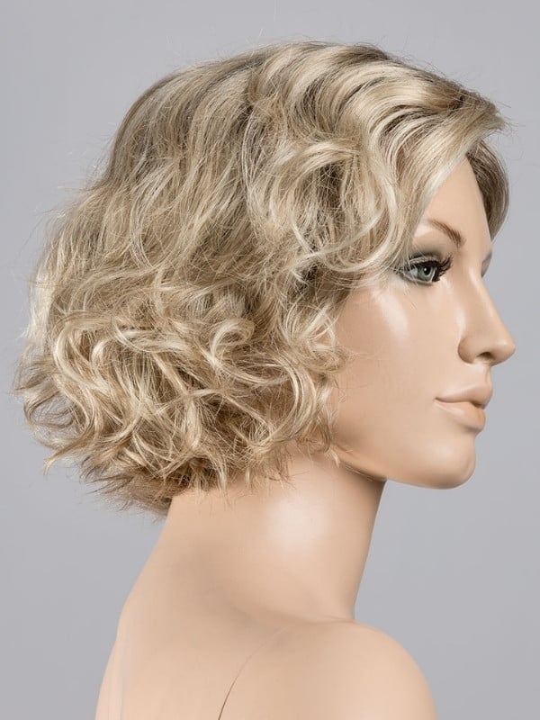 Perruque Turn Mono Part Ellen Wille courte bouclée en fibre synthétique avec lace front et raie semi mono-filament, effet nature