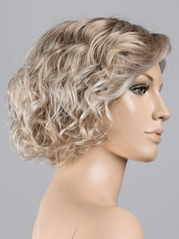 Perruque Turn Mono Part Ellen Wille courte bouclée en fibre synthétique avec lace front et raie semi mono-filament, effet nature