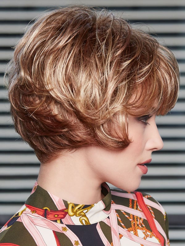 Perruque Sun Lady Gisela Mayer : carré court légèrement ondulé, style glamour et sophistiqué, effet naturel et féminin.