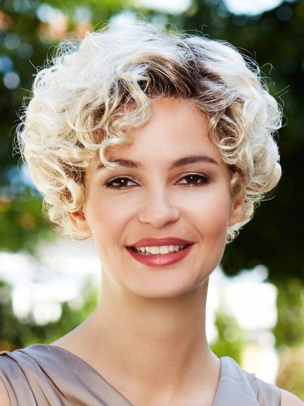 Découvrez Celina Lace de Gisela Mayer, perruque courte ondulée au volume naturel