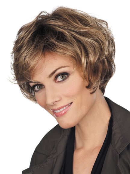 Esther Mono perruque courte dégradée avec brushing souple et finition en relief