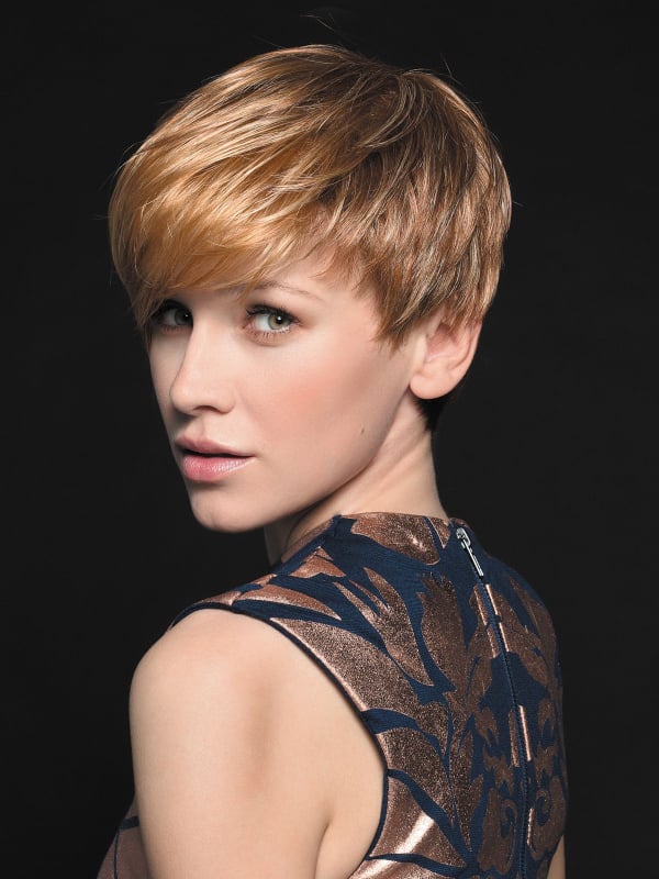 Perruque Point : coupe courte asymétrique avec longue frange, rendu naturel, plusieurs coloris disponibles (rooted/mix).