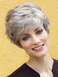 Perruque Sven Ultra Light Lace Gisela Mayer : coupe courte moderne, volume naturel et lace front discret pour un confort léger.