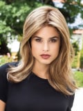 Perruque Sympathy Mono Lace Deluxe Gisela Mayer : longue chevelure dégradée, frange effilée, rendu naturel et confort léger.