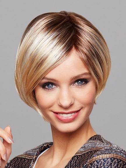 High End Vicky perruque coupe carré plongeant vue de face