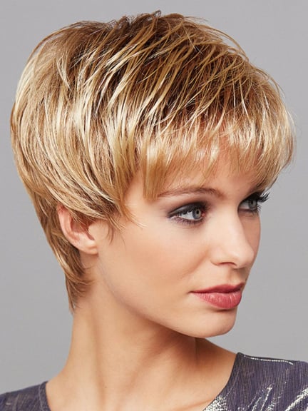 Romy perruque courte effilée, couleur présentée sur mannequin 14 26 24 12
