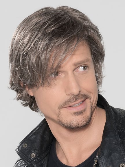 Découvrez Johnny : perruque mi‑longue soyeuse, volume naturel