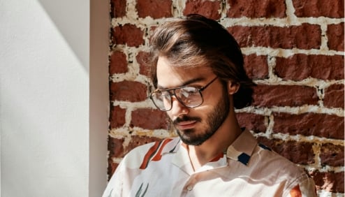Perruque cheveux mi-longs pour homme : style, équilibre et naturel